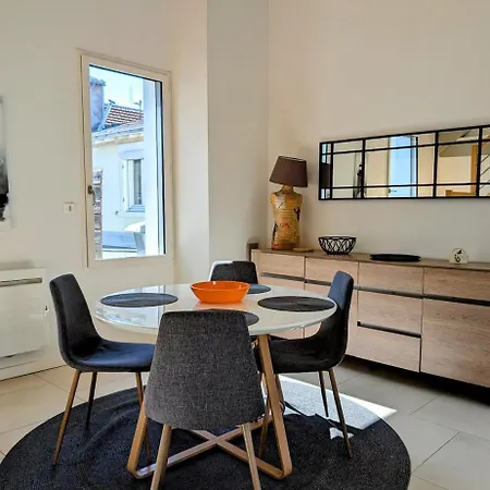 Elegante Maison De *