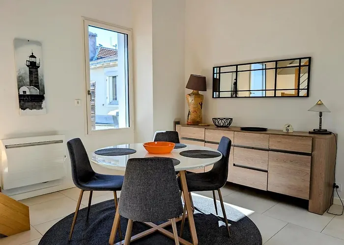 Elegante Maison De *